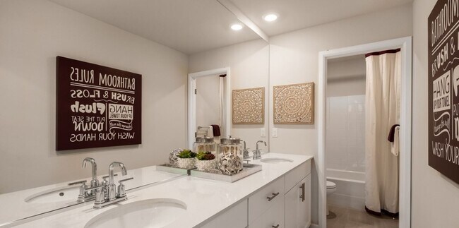 Building Photo - Spacious 5-bedroom, 3.5-bath in Tahoma Ridge Community
