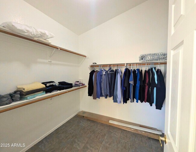 Building Photo - 242 S Sycamore Pl