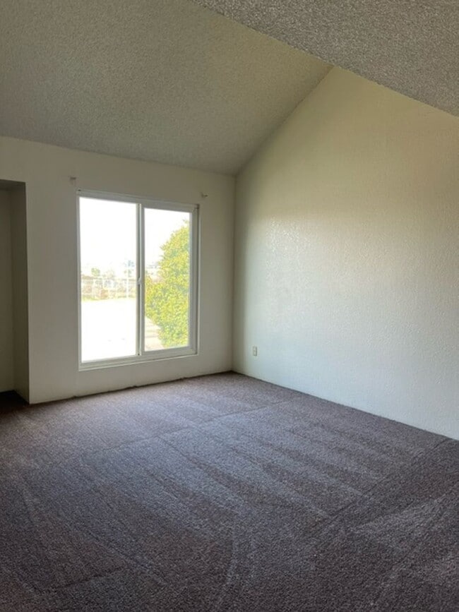 Building Photo - Charming Townhome
