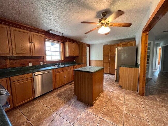 Building Photo - Spacious Log Cabin with Bonus Room. Country Living!