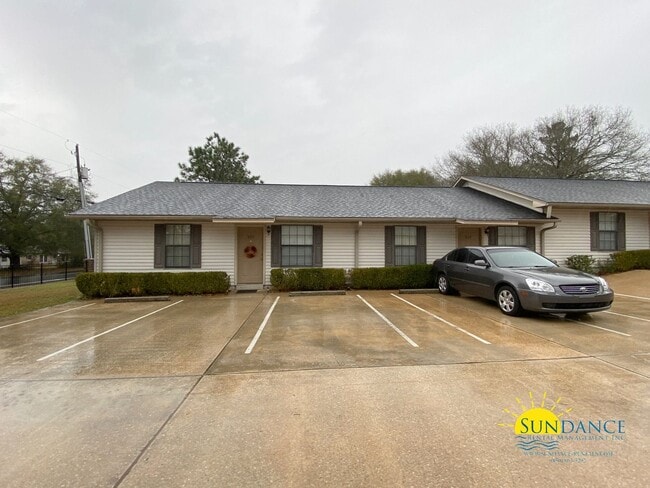Building Photo - Great 2 Bedroom Unit in Crestview!