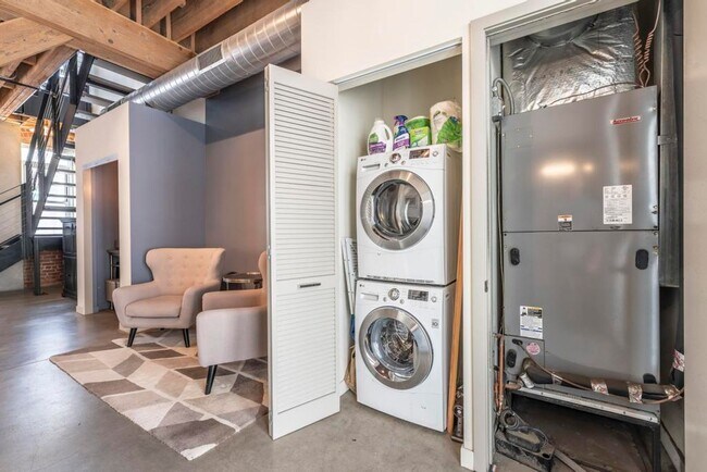 Building Photo - 527 Molino St