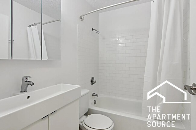 Building Photo - 1000 N La Salle Dr