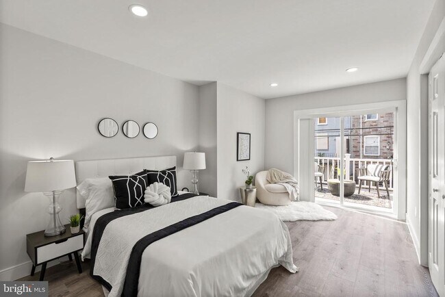 Building Photo - 518 N Lakewood Ave