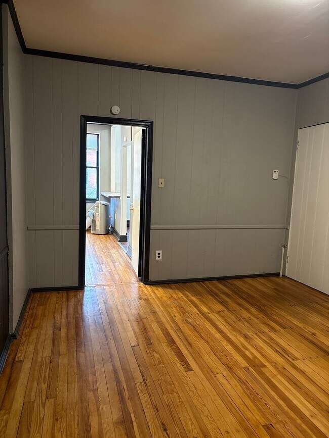 Building Photo - Cozy 1 Bedroom in Downtown York City with ...