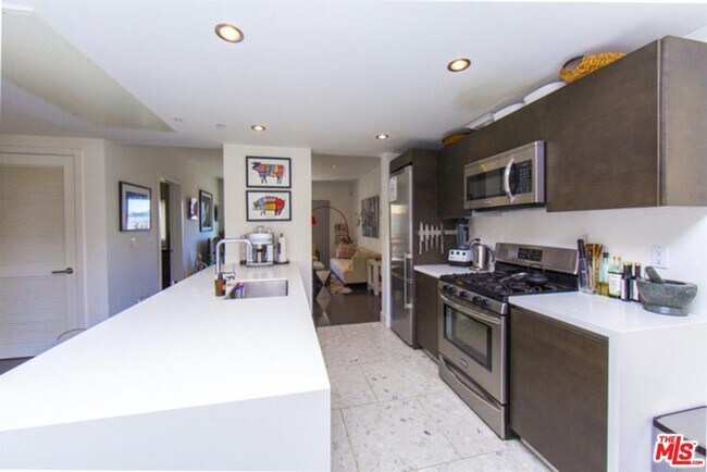 Building Photo - Penthouse Unit Available! Walkers Paradise! Will not Last!