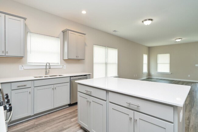 Building Photo - 5500 Blue Jay Cir