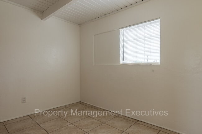 Building Photo - 3 Bedroom, 1 Bath Apartment close to every...