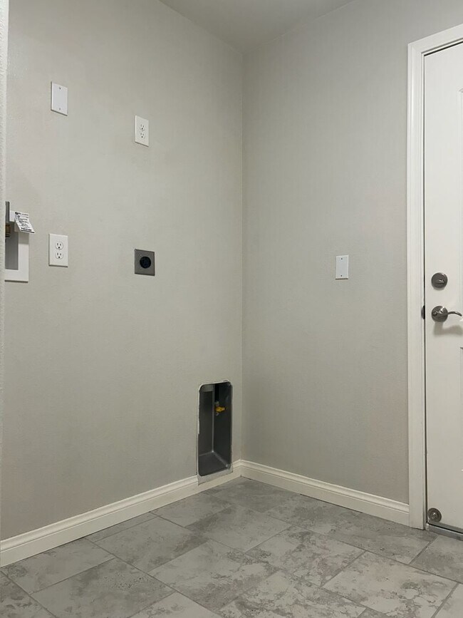 Building Photo - Please contact Vaughn Realty to set up an appointment, 760-446-6561