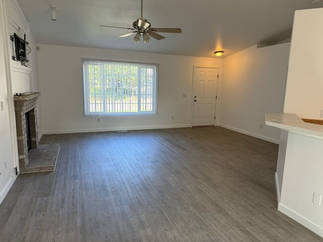 Building Photo - Quiet and Comfortable Spanaway 3bd, 2 bath...