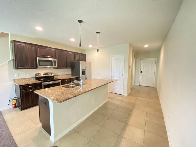 Building Photo - Beauiful Townhome in Tuscany Place. This i...