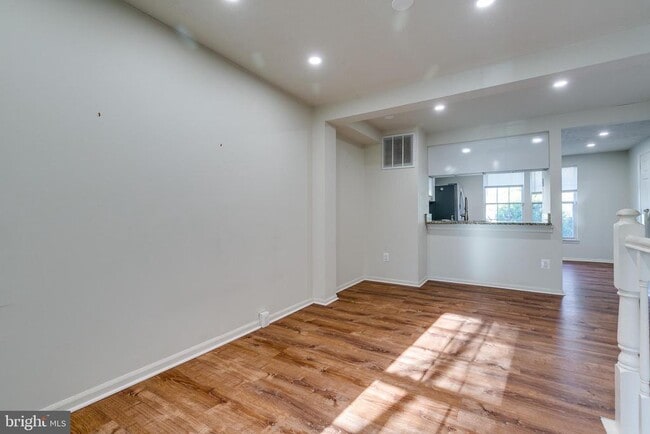 Building Photo - 1589 Woodcrest Dr