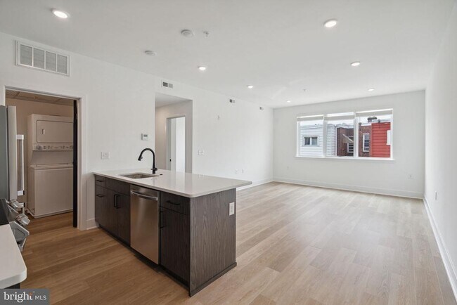 Building Photo - 1419 W Grange Ave