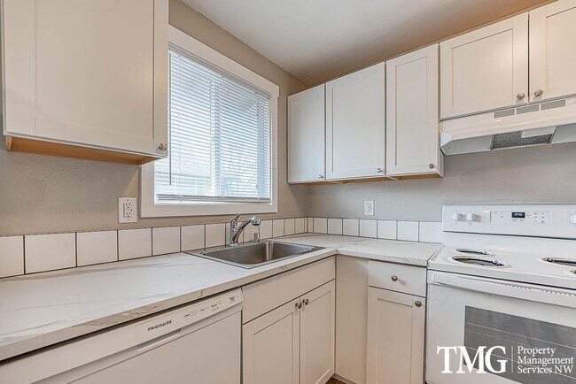 Building Photo - 2 BD Unit with Covered Deck