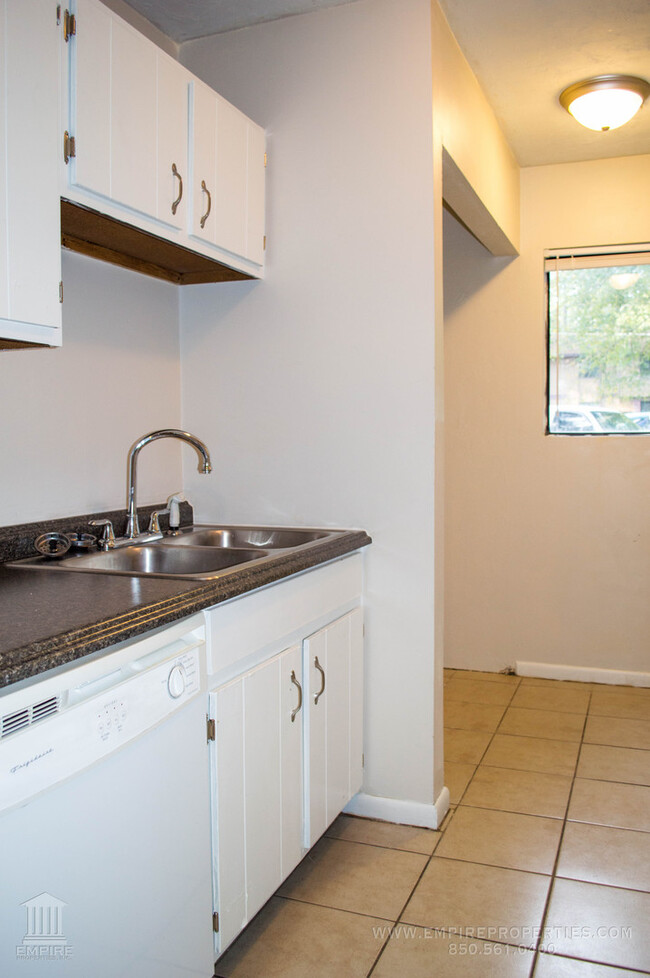 Building Photo - Townhome off Meridian Road With Fireplace!