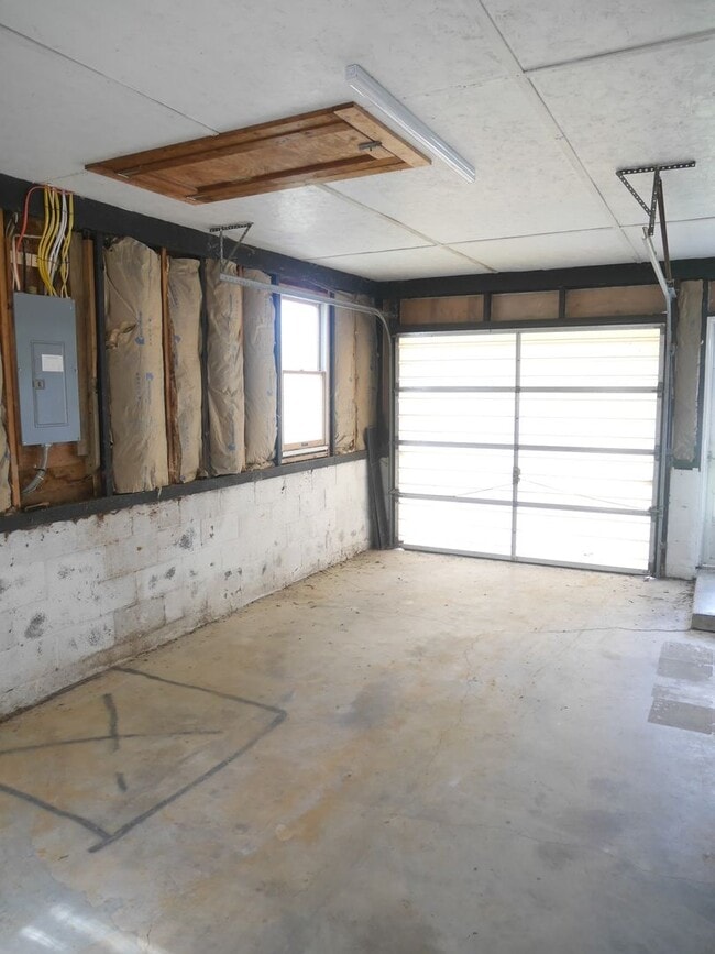 Building Photo - Charming Single-Family Home with Modern Up...