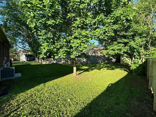 Building Photo - 105 Aster Pl