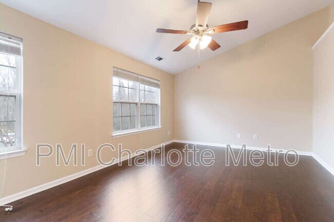 Building Photo - 9344 Greenheather Dr