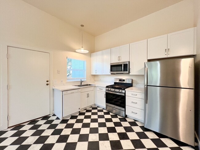 Building Photo - Modern Studio Apartment with Bonus Room, P...