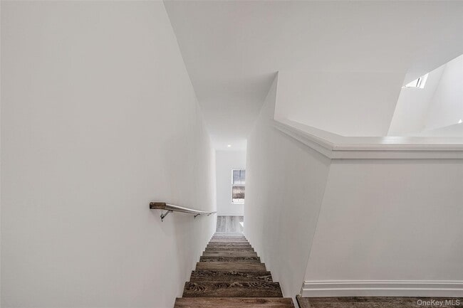 Building Photo - 725 Eastview Dr