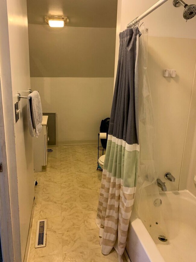 Building Photo - 308 S Neville St