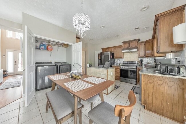 Building Photo - 520 Sonnet Way