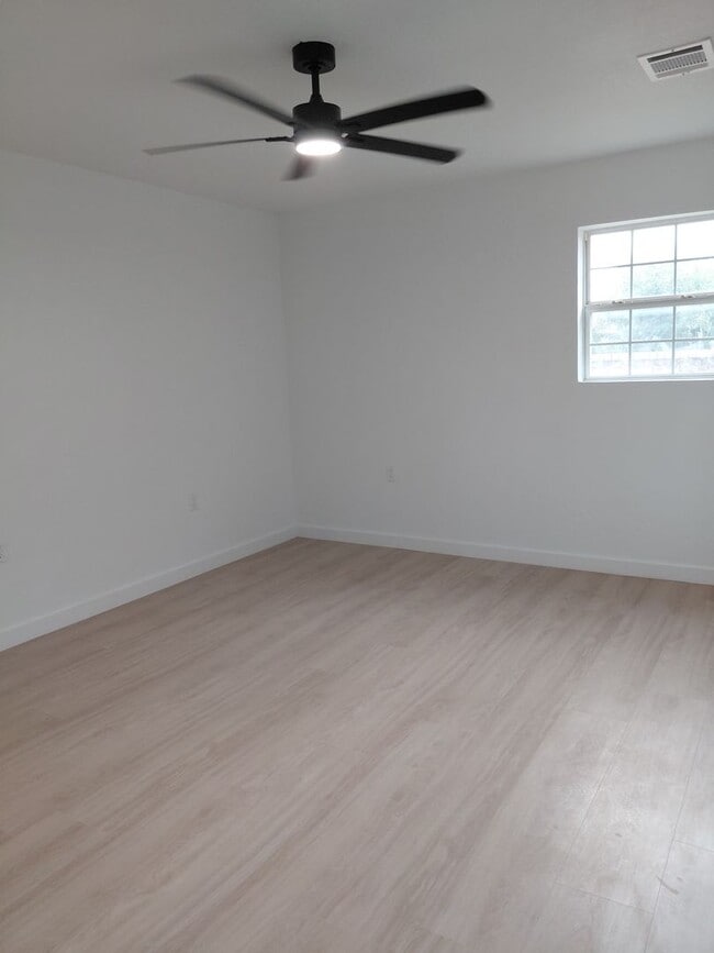 Building Photo - 3/2/2 Newly remodeled home with new appliance, flooring and much more!