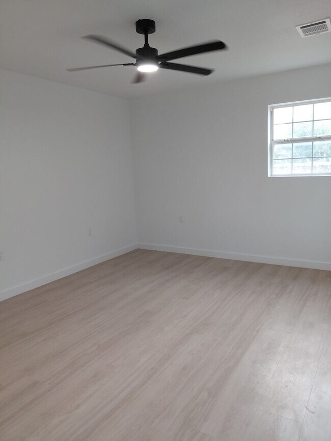 Building Photo - 3/2/2 Newly remodeled home with new appliances, flooring and much more!