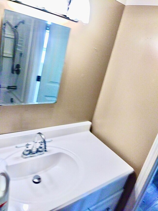 Building Photo - 2 Bedroom / 1 Bath Home Blountville, TN