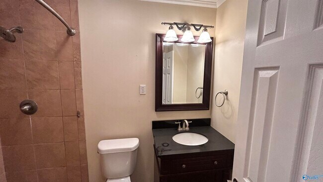 Building Photo - 2106 Giles Dr NE