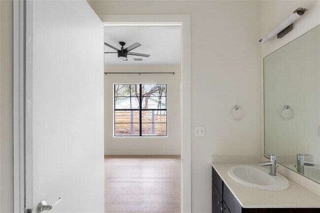 Building Photo - 707 Cardinal Ln