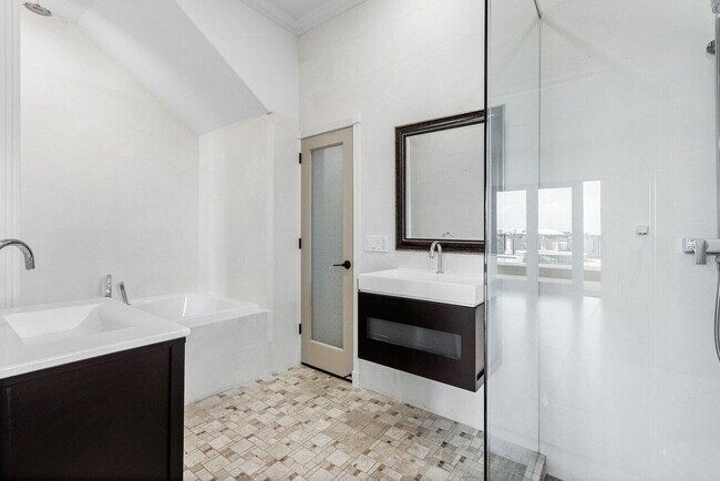 Building Photo - 1 1st Ave S