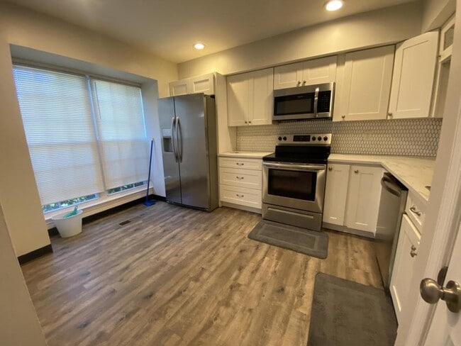 Building Photo - 1018 Dartmouth Glen Way