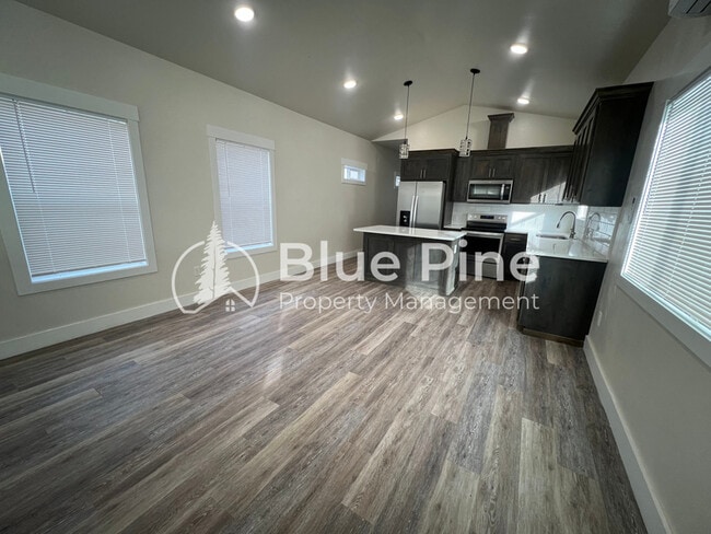 Building Photo - 323 Gladstone St