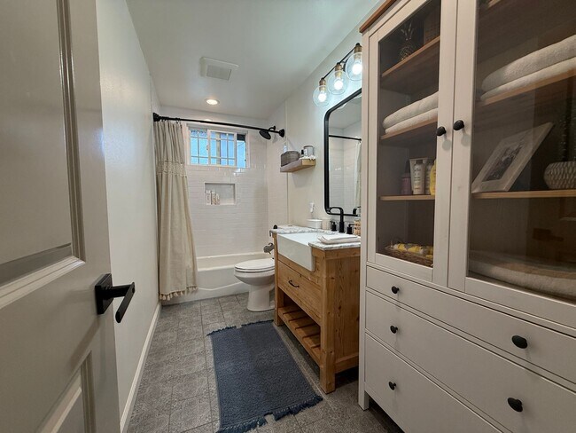 Building Photo - Garden Grove - Upgraded 3 Bedroom 2 Bath H...