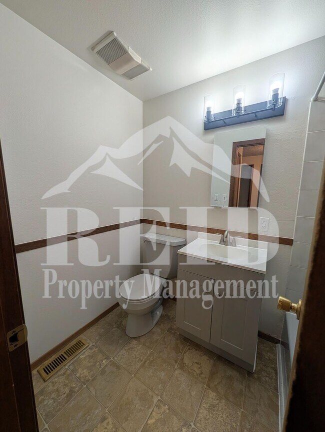 Building Photo - Illahee6056