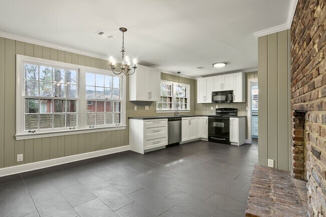 Building Photo - Druid Hills Charmer Available NOW!