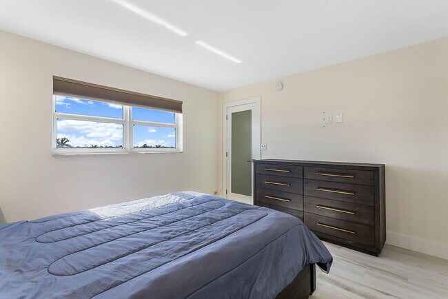 Building Photo - 1160 Hillsboro Mile