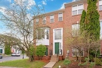 Building Photo - Fantastic End Unit Townhouse For Lease