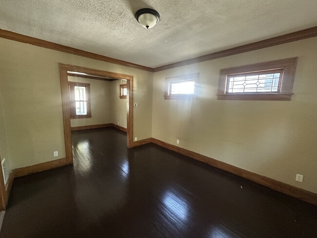 Building Photo - Beautiful home located on Moulson st in Ro...