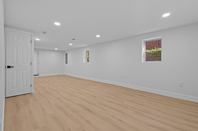 Building Photo - 2716 Woodsdale Ave