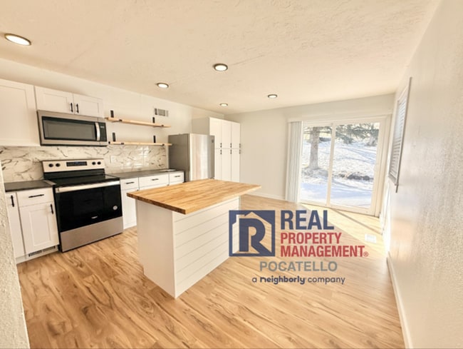 Building Photo - 2377 Gail Dr.