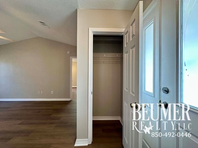 Building Photo - Spacious inside and out home for Rent