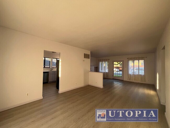 Building Photo - Newly Renovated Cozy 2 bed/ 1 Bath Home. Walking Distance from Local Beaches.