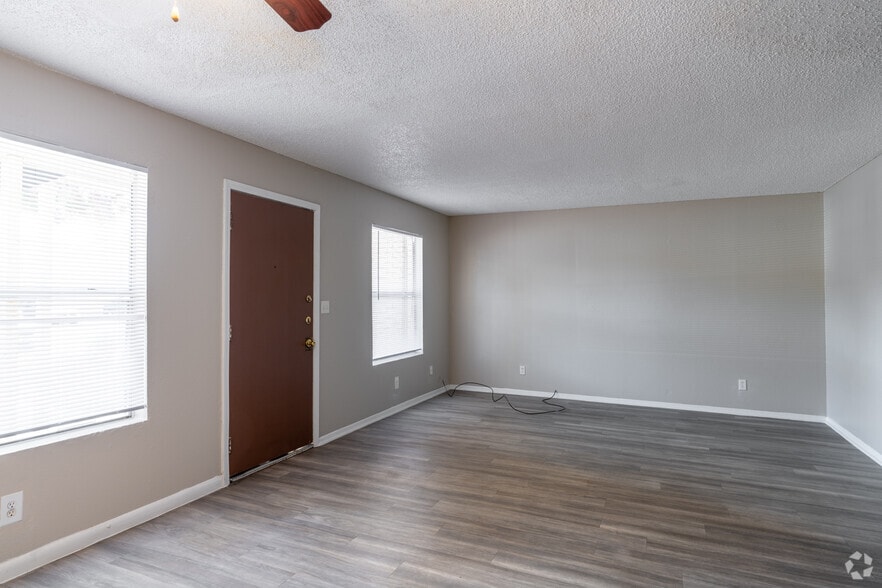 3BR, 2BA - 1000SF - Living Room - Valley Place Apartments