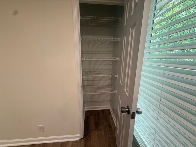 Building Photo - Beautiful Condo in Hillsboro Villlage