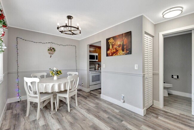 Building Photo - 2110 Sherwood Forest Blvd