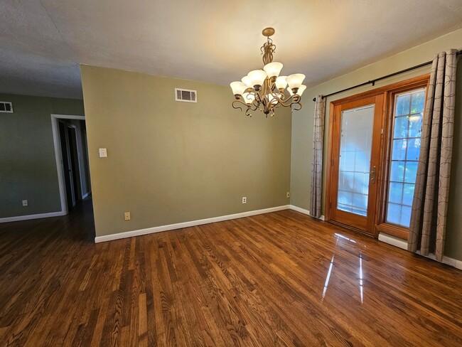 Building Photo - (3) Bed/(2) Bath in Core Norman! Pet Negotiable!