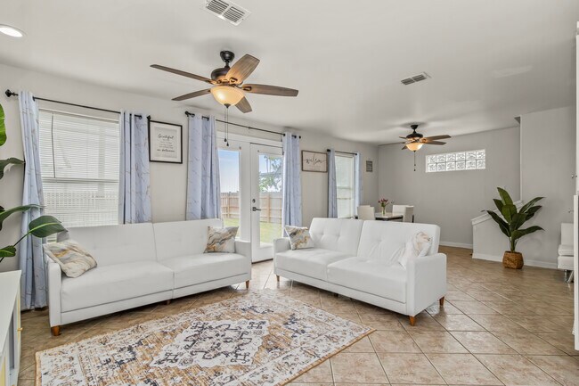 Building Photo - 316 E Monroe St