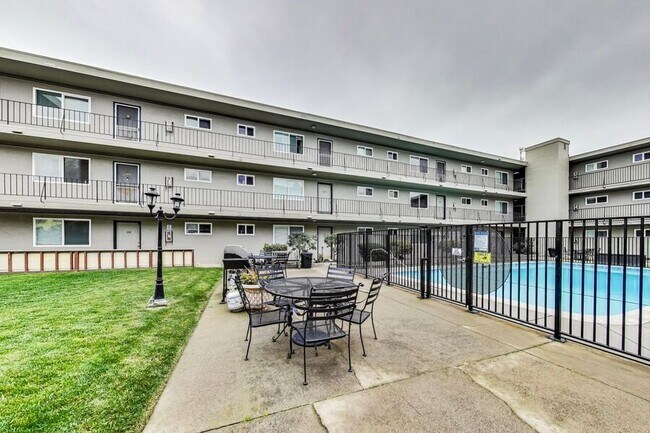 Building Photo - 1707 Shore Line Dr